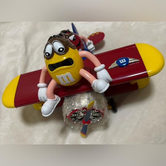 M&Ms Plane dispenser - Picture 3 of 3